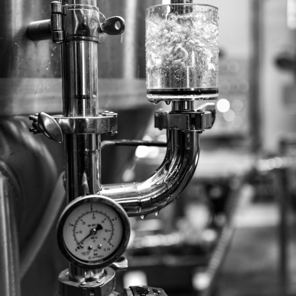 un barboteur et un manomètre en noir et blanc - Brasserie Artisanale Vendéenne mentions légales
